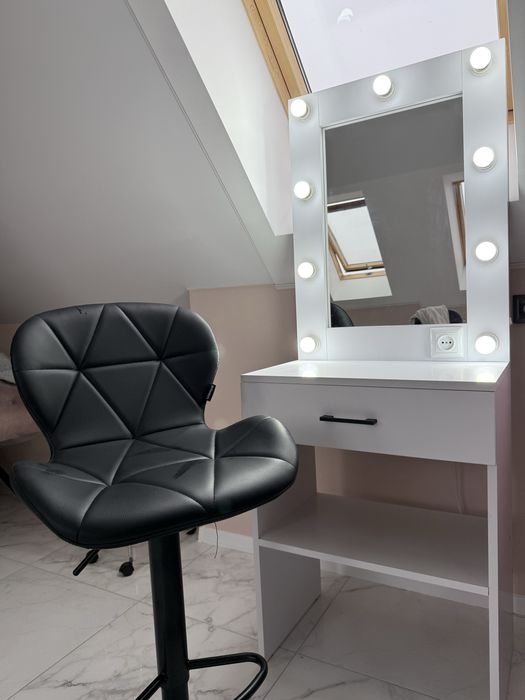 Робоче місце стіл косметичний + стілець для візажиста /бровіста