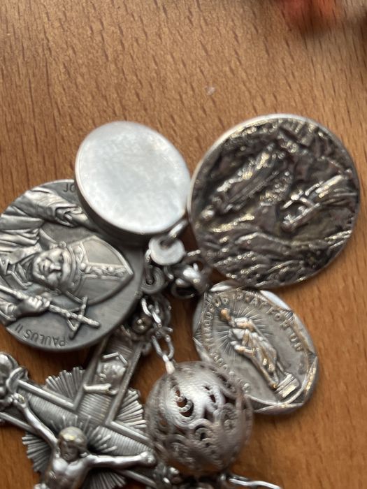 Terço em vidro com cristo e varias medalhas