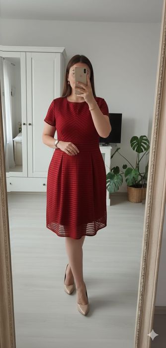 Burgundowa sukienka z krótkim rękawem