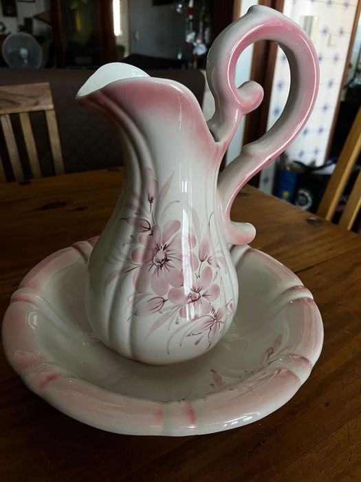 Jarro e bacia em faiança