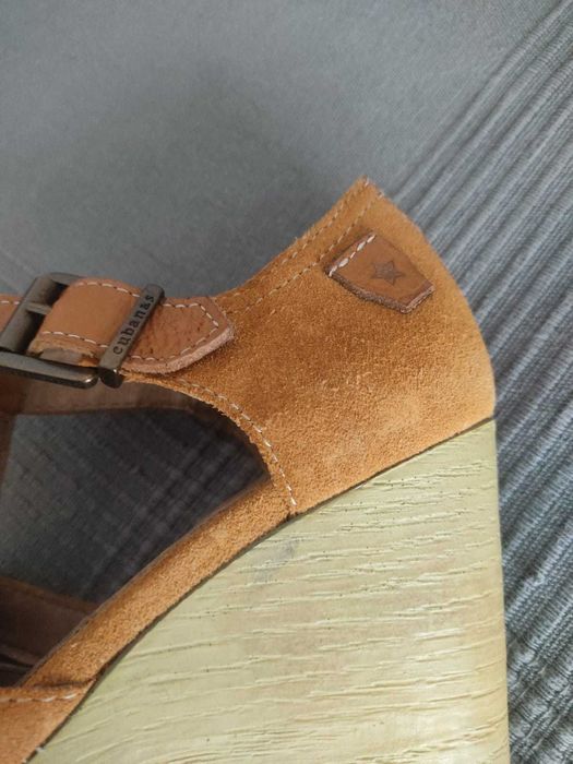 Sandálias cor mel compensadas marca Cubanas