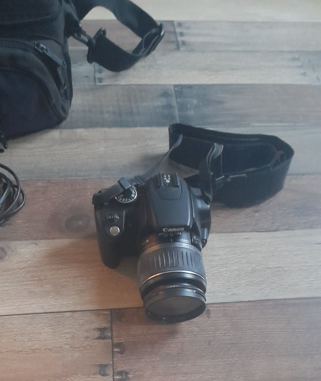 Aparat Canon EOS z obiektywem