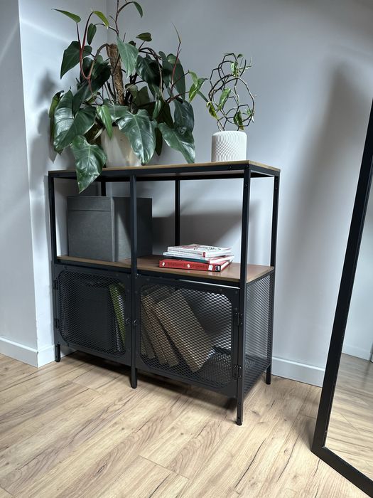 Regał metalowy z drewnianym blatem, metalowe drzwi