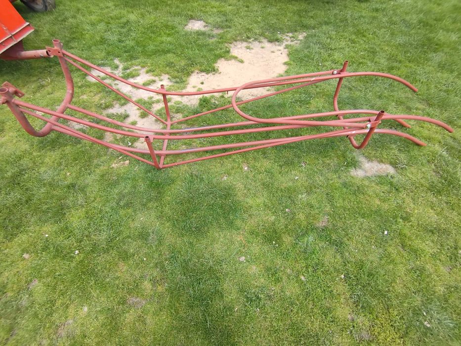 Podajnik z zaczepem do prasy sipma kostki