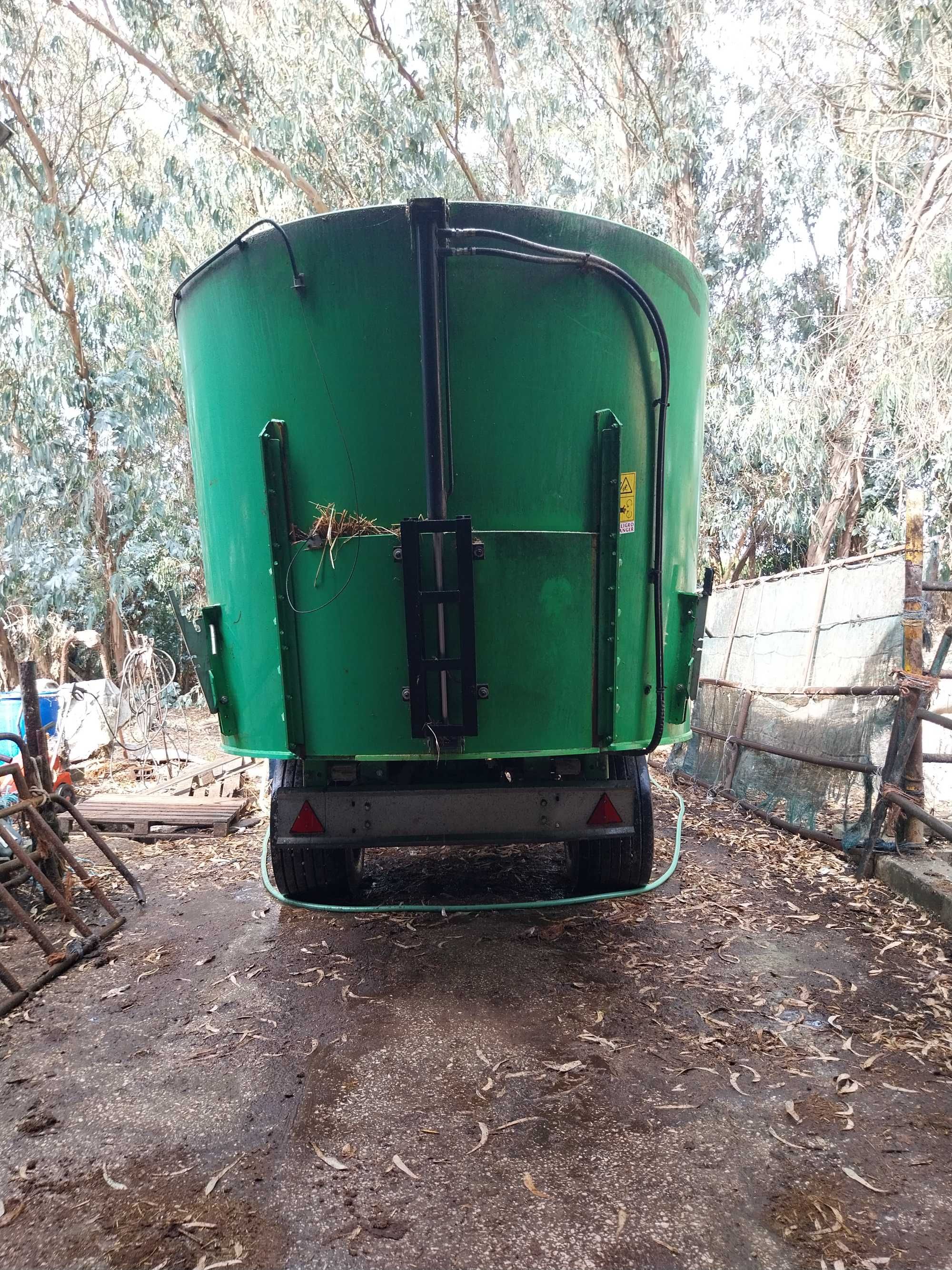 Unifeed e trator Carraro, Cisterna 10 000 litros