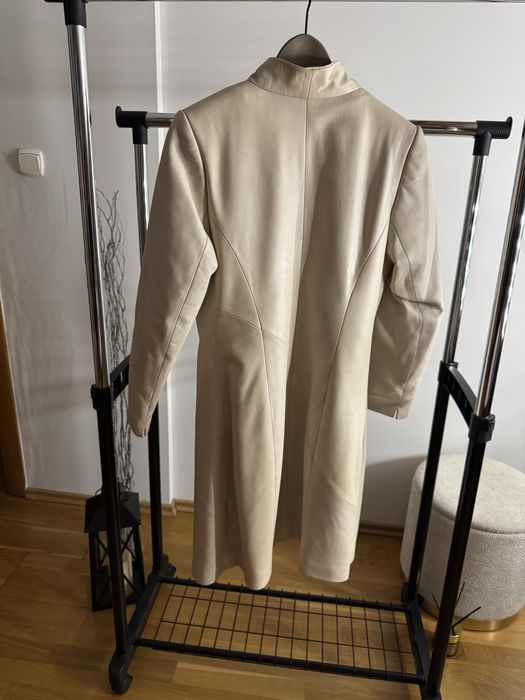 Beżowy skórzany płaszcz S 36