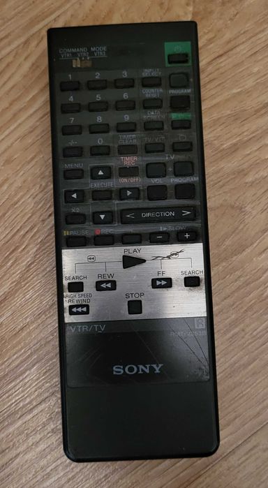 Odtwarzacz kaset VHS firmy SONY wraz z pilotem.