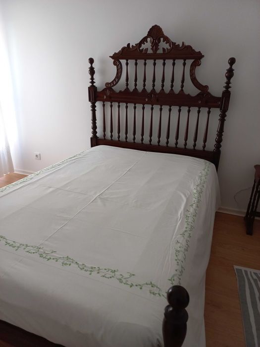 Cama antiga em mogno maciço