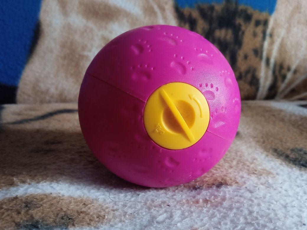 Zabawka dla kota, plastikowa kulka do ukrywania pezysmaków. Whiskas