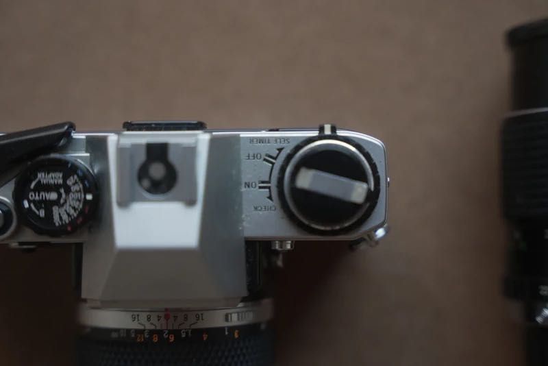 Máquina analógica Olympus + 2 lentes + filtro