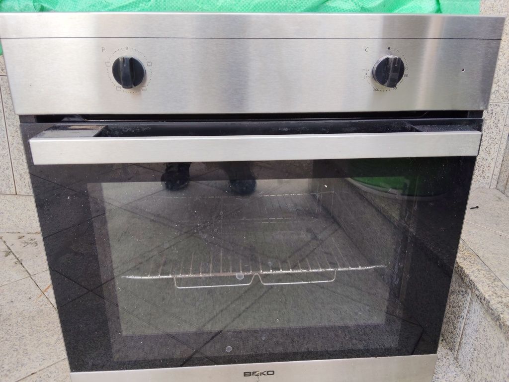 Forno beko num estado aceitável, função total...