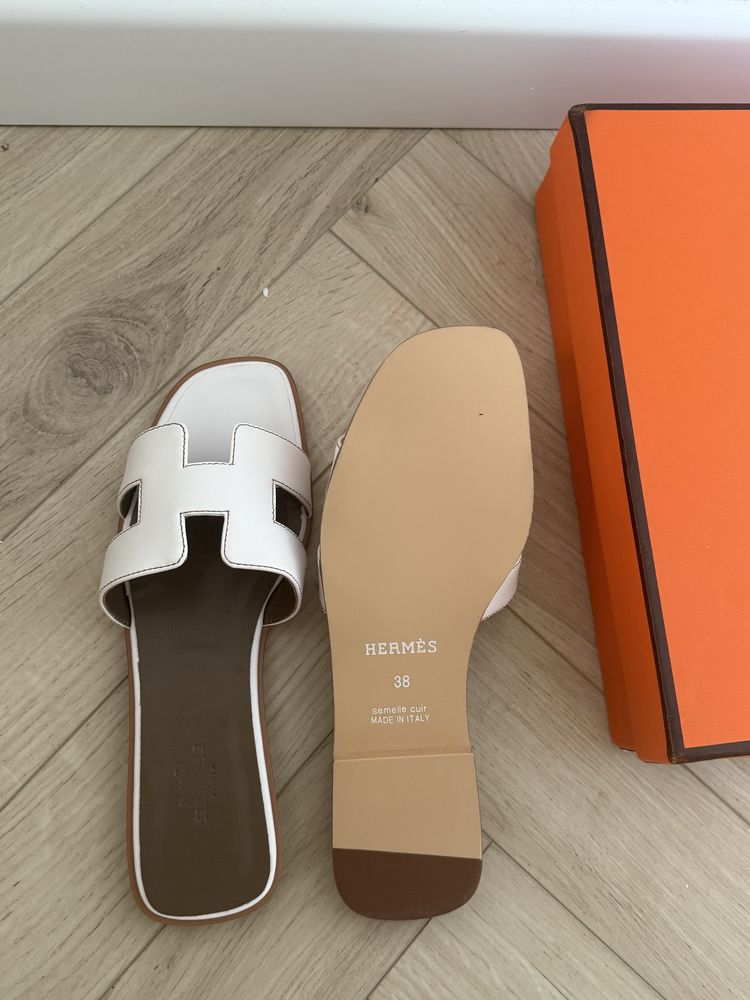 Biale klapki hermes oran
