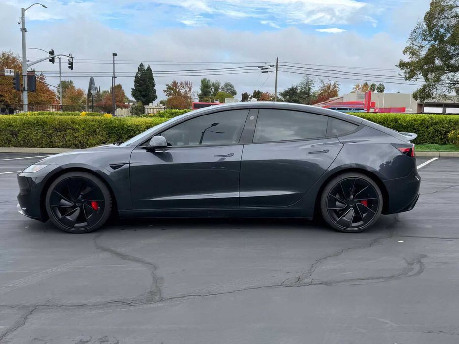 Tesla Model 3      2024