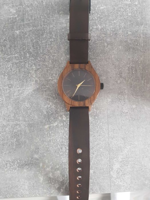 Drewniany zegarek ręcznie wykonany.