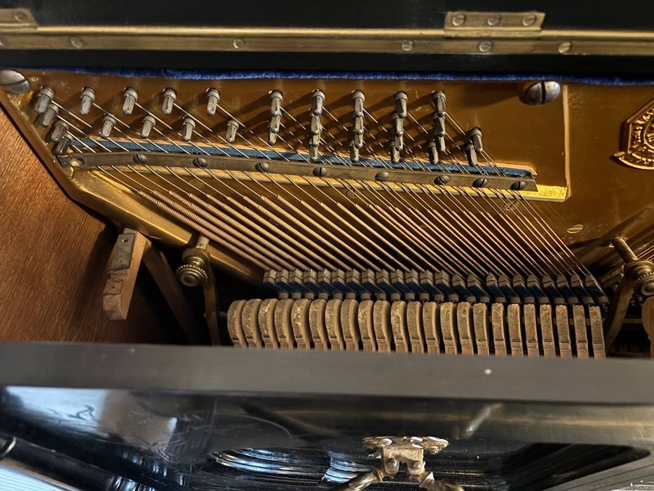 Піаніно Ronisch з підсвічниками