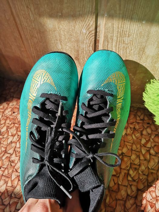 Бутсы, сороконожки, футбольная обувь