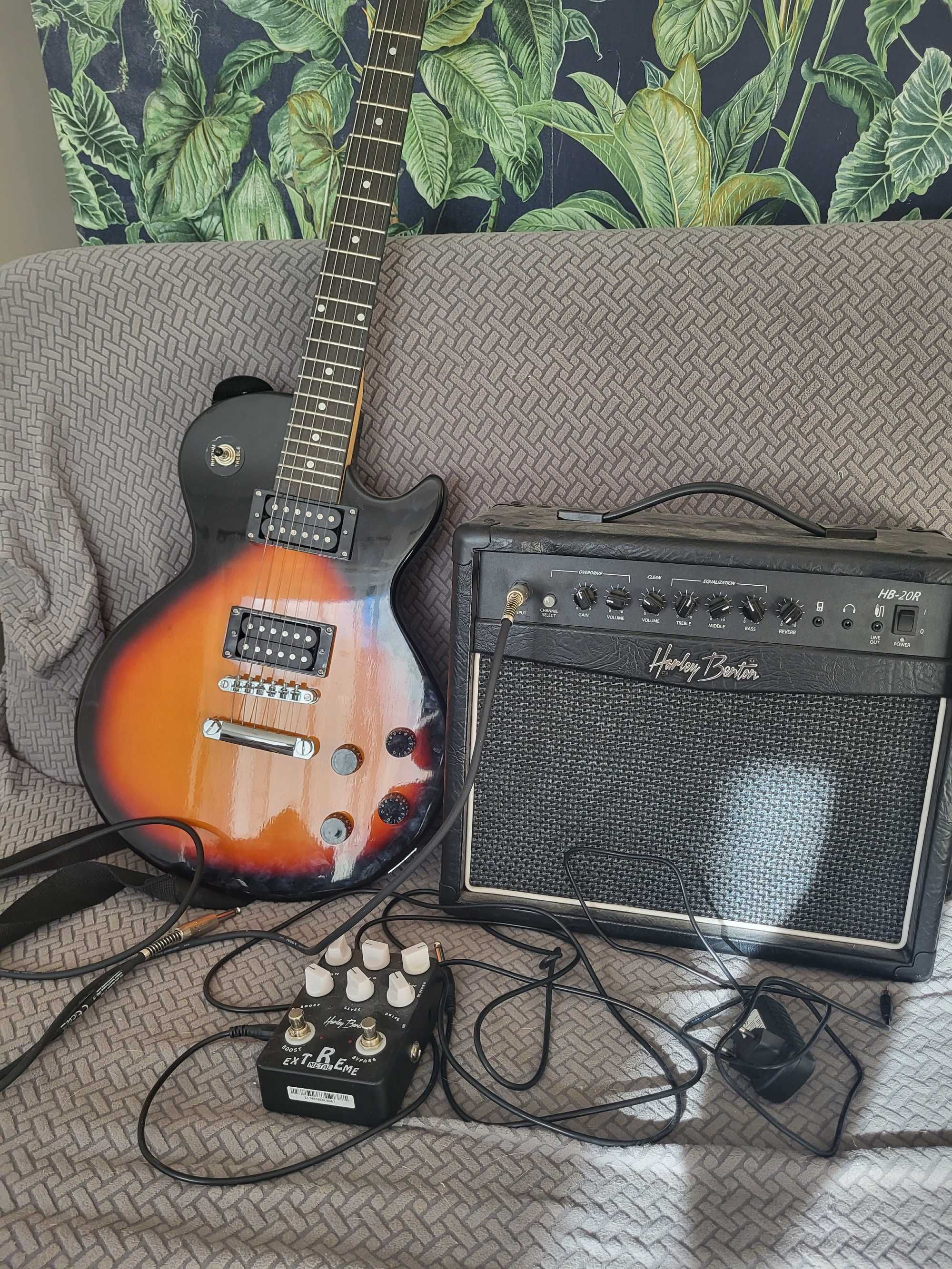 Wzmaczniacz gitarowy Harley Benton plus gitara oraz efekt gitarowy.