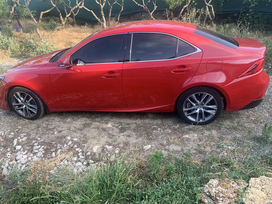 Lexus is 200t 2017 рік