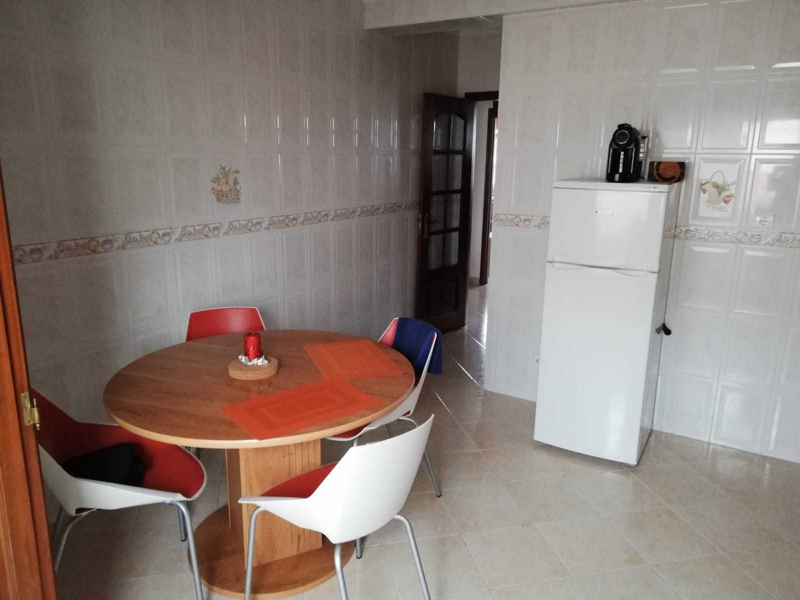 T2 Com Garagem / Centro Atouguia / Ao ano