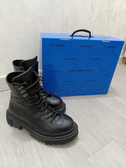 Жіночі демісезонні шкіряні ботинки.