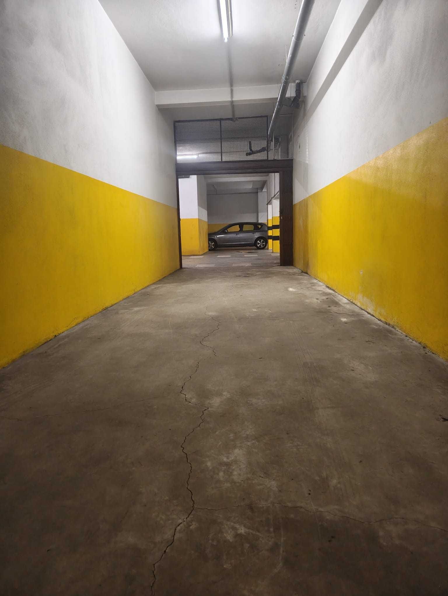 Garagem Fechada (box) – 35 m² – Próximo do Hospital S. João