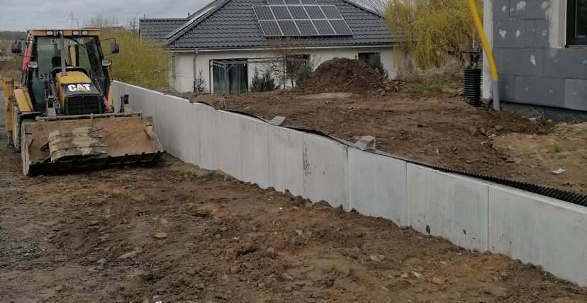 Układanie murów oporowych typu L