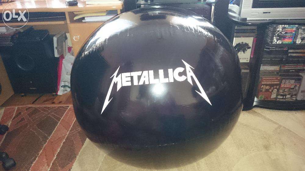 Metallica - piłka plażowa z koncertu zespołu koloru czarnego