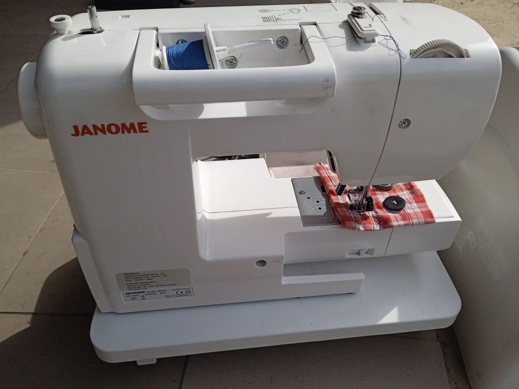 Комп'ютерна швейна машинка JANOME 240 DC