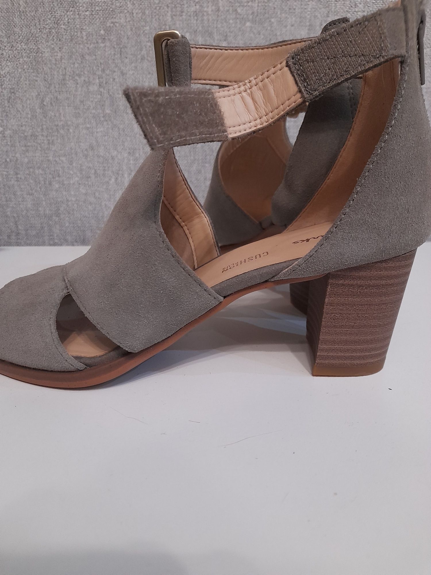 Замшевые босоножки Clarks