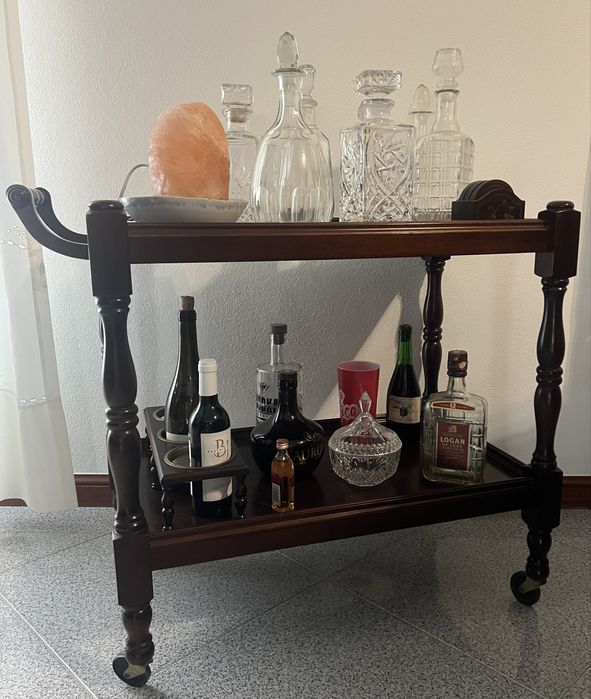 Carrinho/Bar de duas prateleiras com rodas um estilo de movel auxiliar