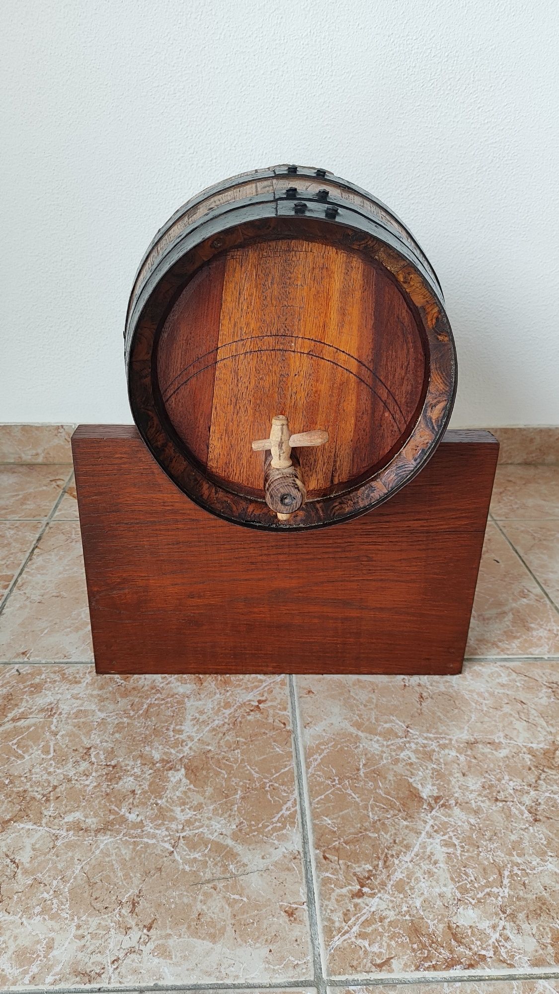 Barril 24 litros com suporte em madeira.