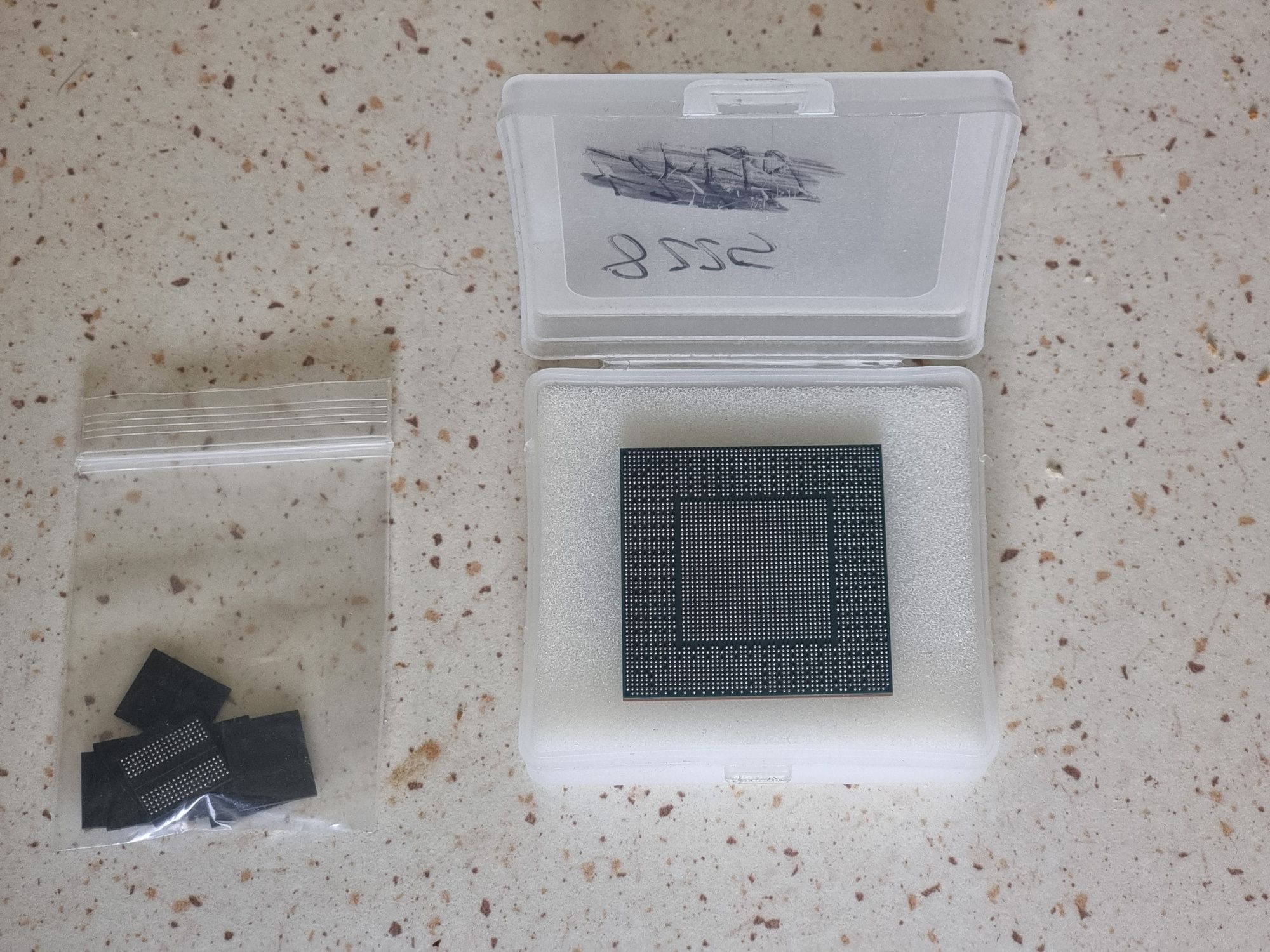 Kartą graficzną RTX 3070 (laptop) i blokami pamięci.