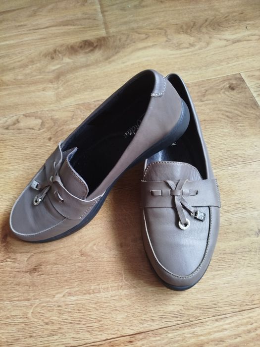 Туфлі-лофери жіночі.