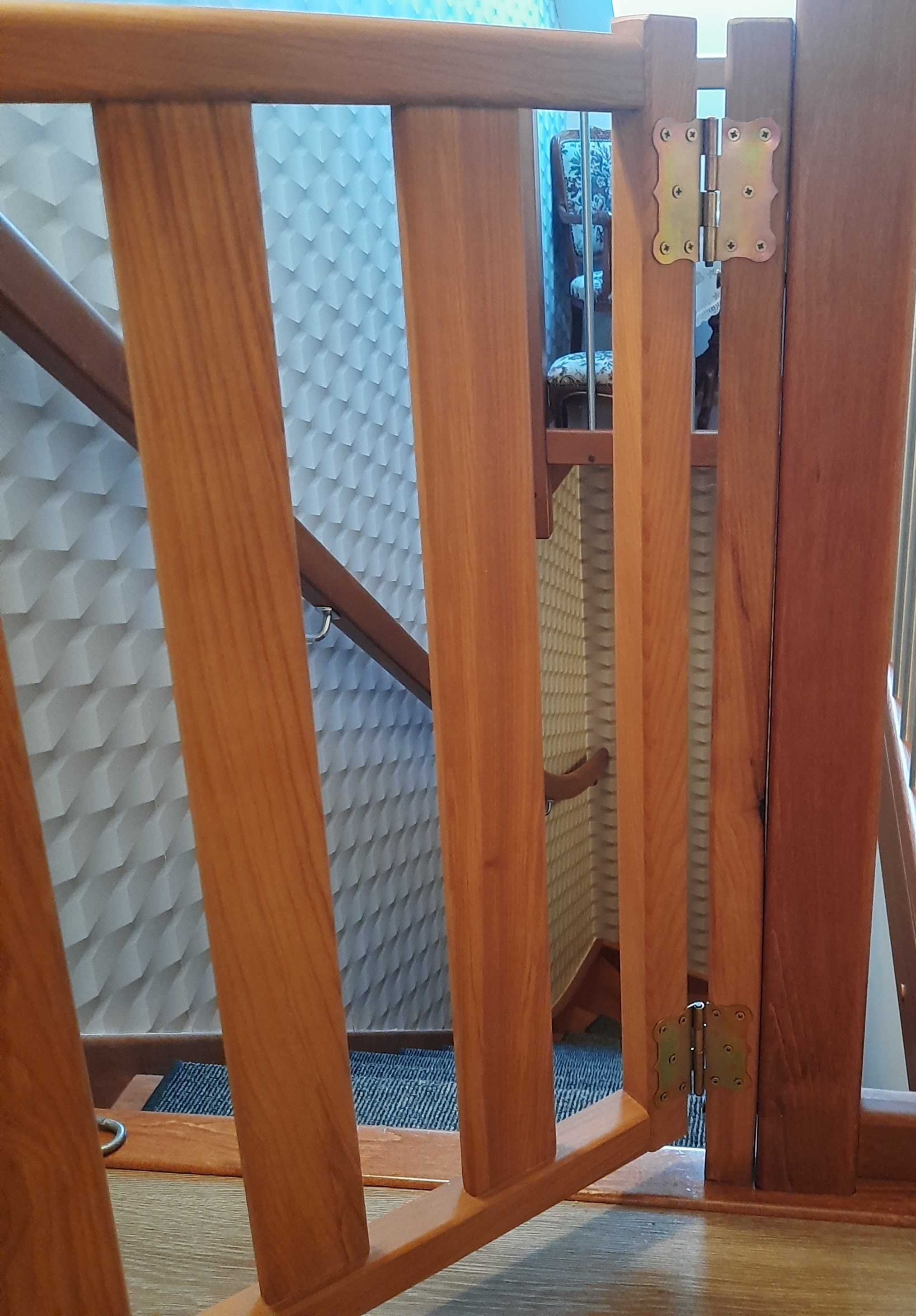 Barierki zabezpieczające na schody. drewniane