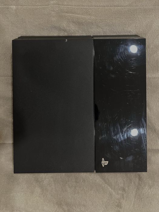 PS4, dois comandos e um suporte de PS4