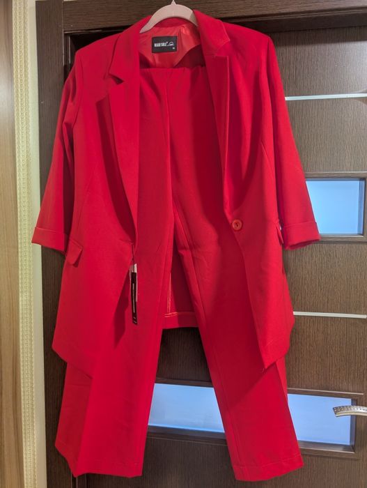 Червоний брючний костюм Італія