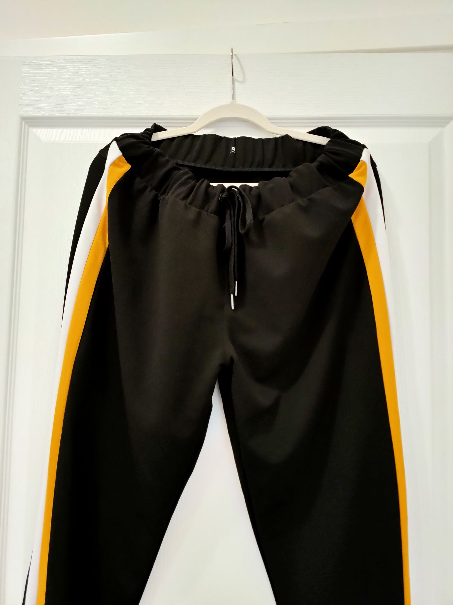 Nowe eleganckie spodnie dresowe z lampasami rozmiar XL