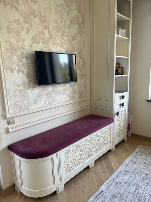 Дві шафи з мʼякими частинами та оздобленням