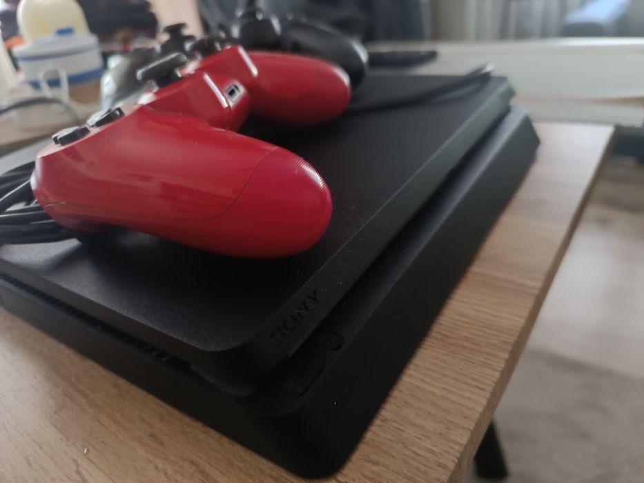 Konsola Ps 4 plus dwa pady