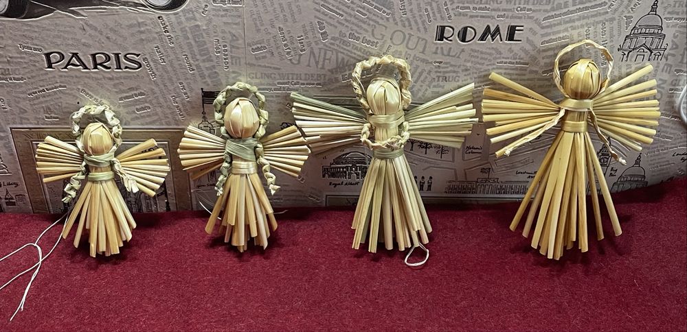 Різдвяний соломʼяний янгол і купідон.