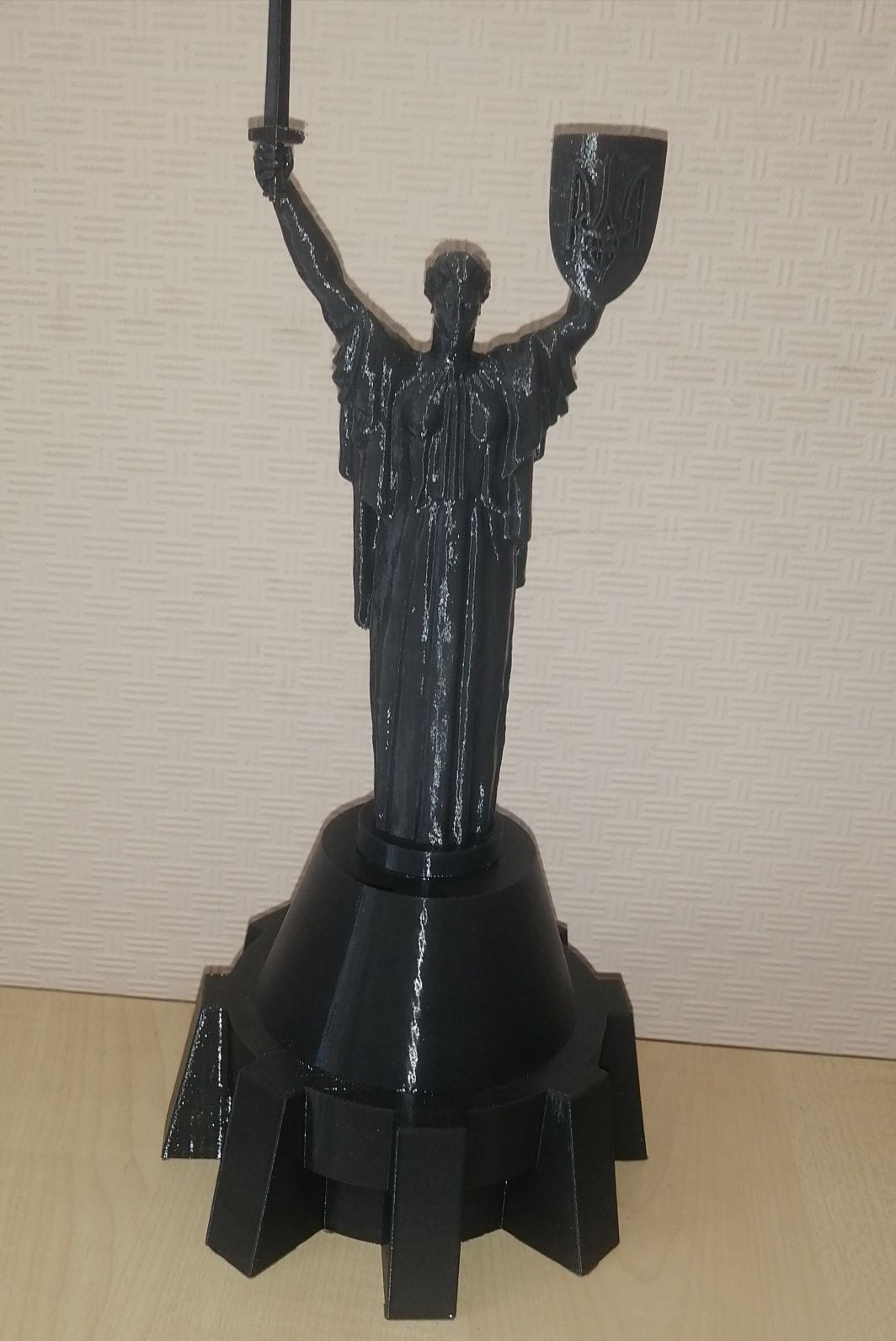 Статуетка подарунок фігура Батьківщина-Мати, щит з тризубом