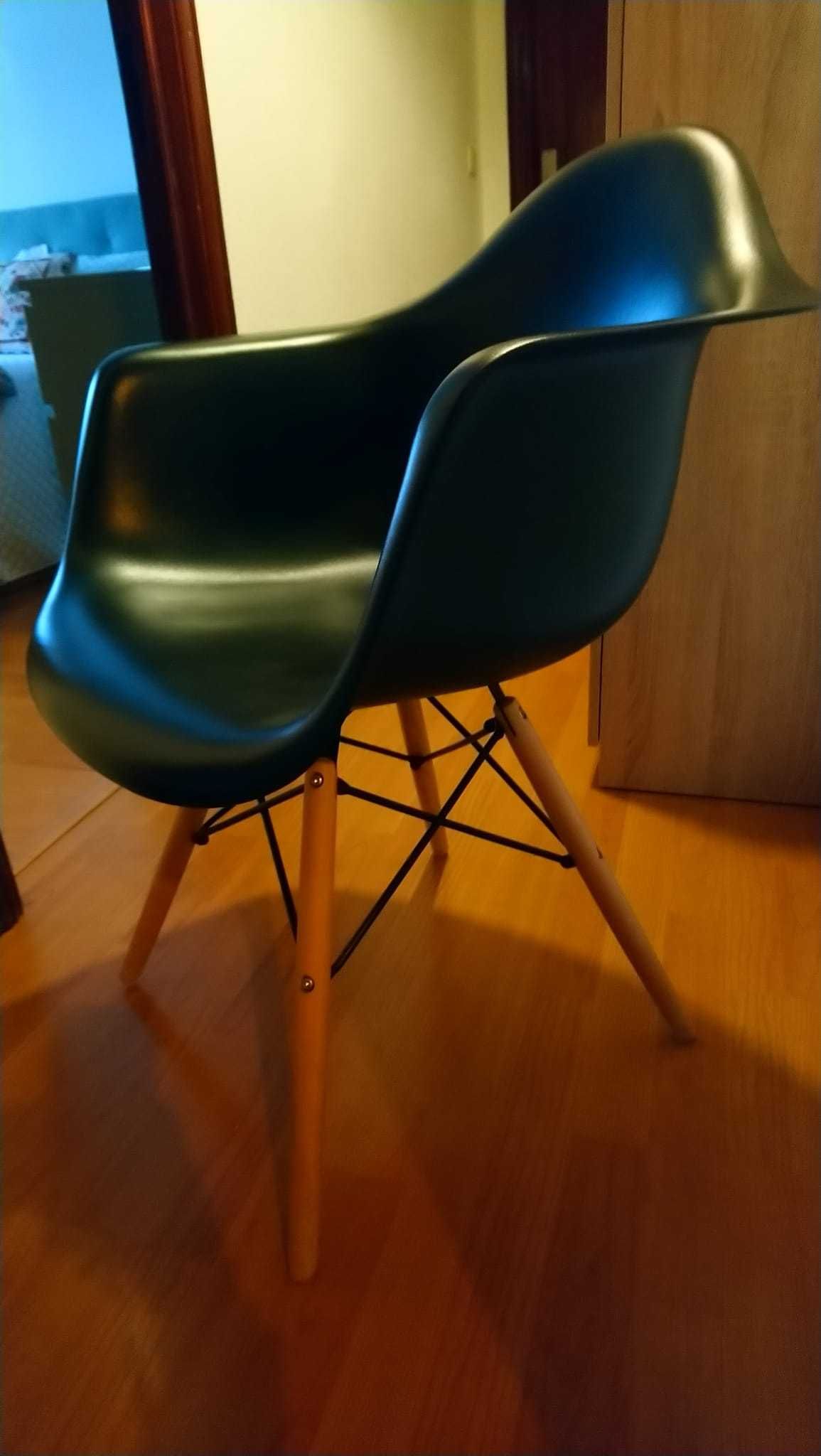 Cadeira preta e madeira