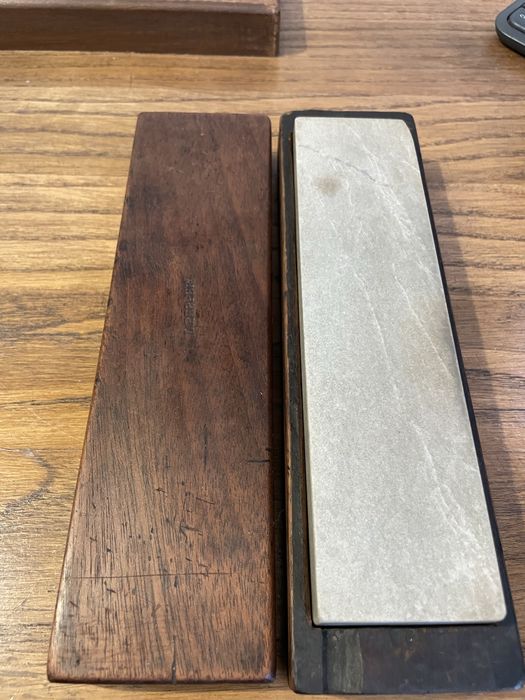 Заточний камінь, думаю що вашита але точно не знаю