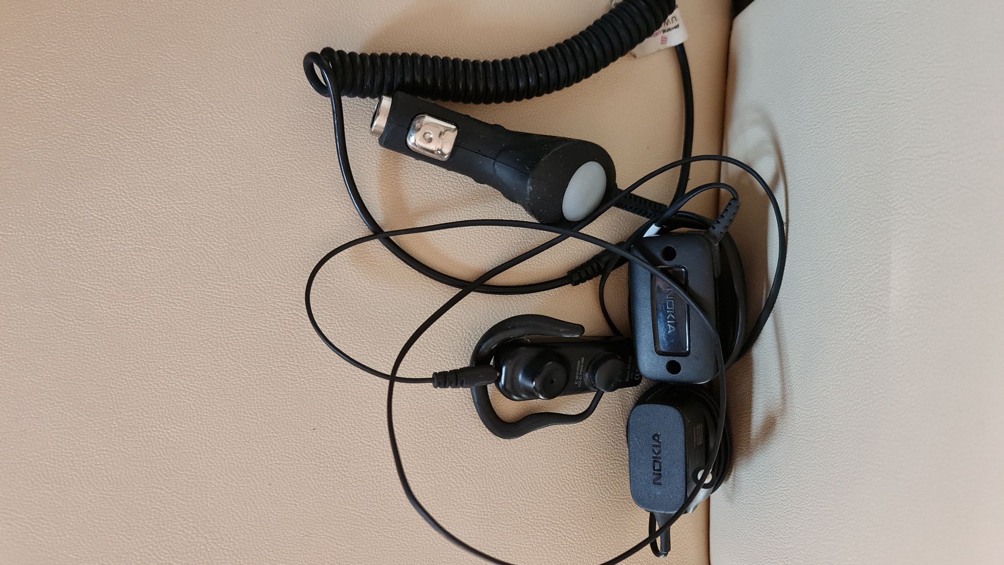 Słuchawka bluetooth wraz z trzema ładowarkami