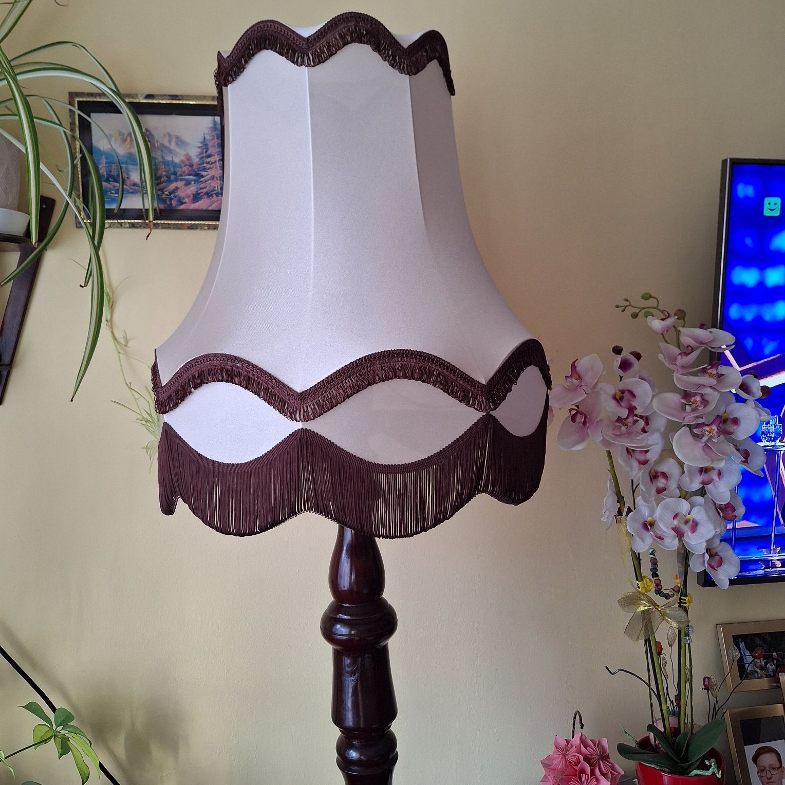 Pokojowa lampa podłogowa