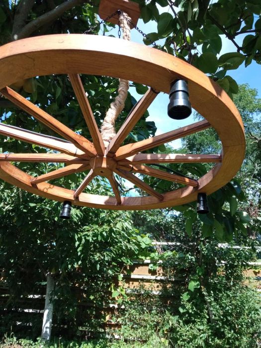 Żyrandol z koła drewnianego z czterema punktami świetlnymi