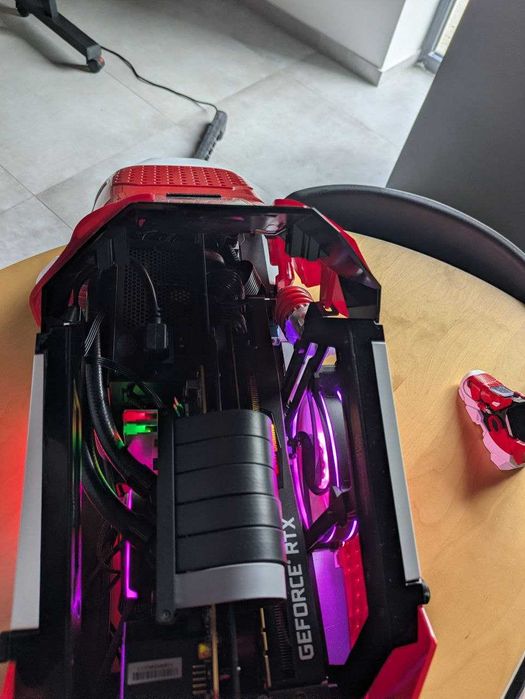 Komputer w unikalnej obudowie SNEAKER X