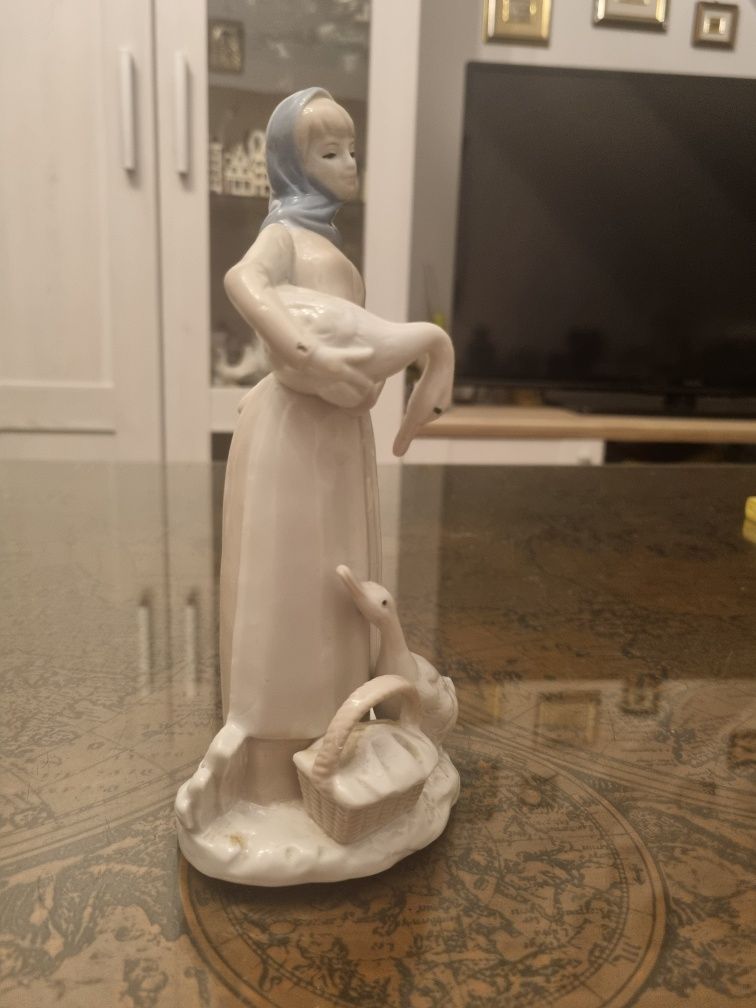 Porcelanowa figurka gęsiarki  - Wschodnie Niemcy