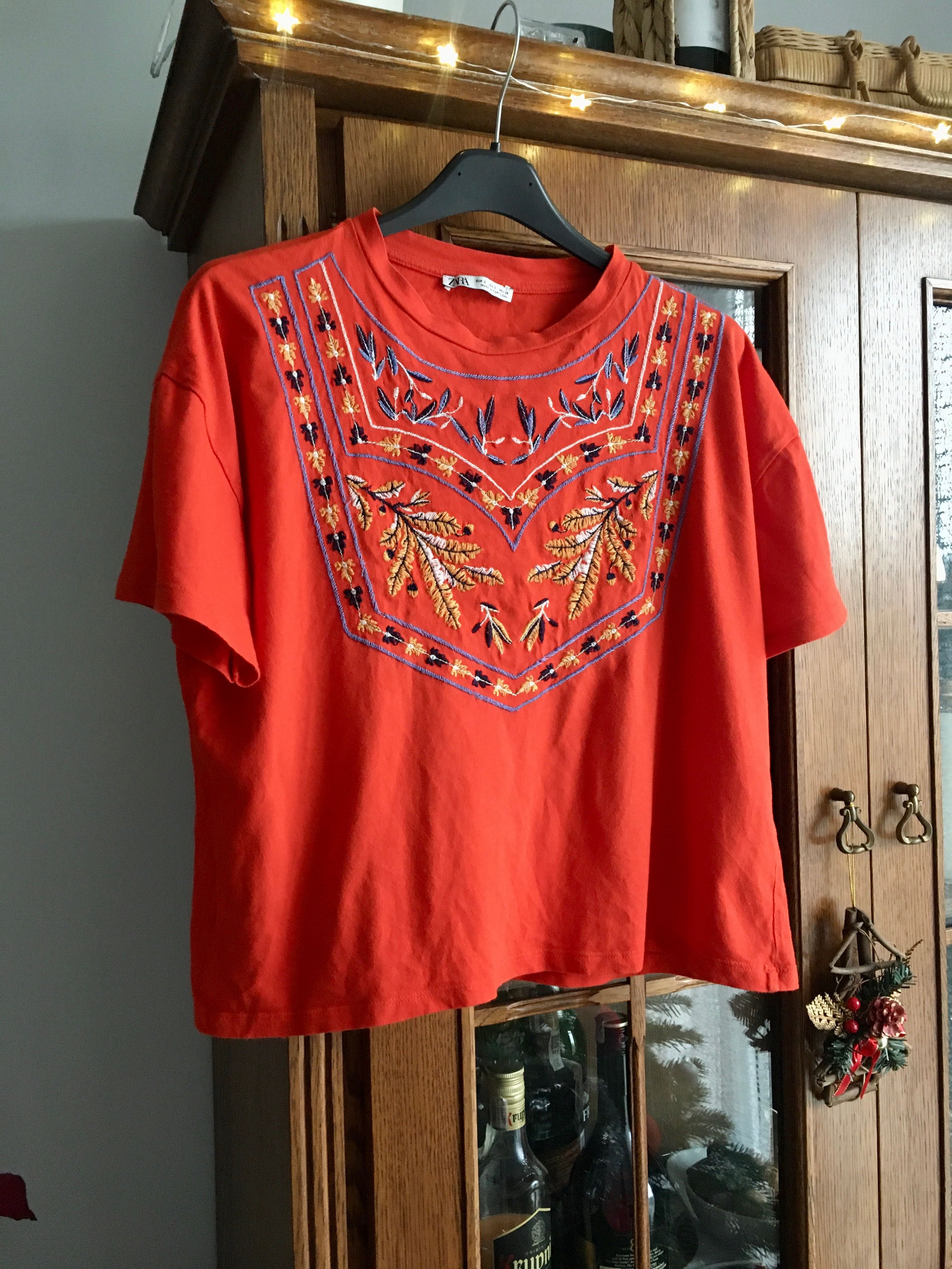 Koszulka t-shirt czerwona z kolorowym haftem Zara 36 s