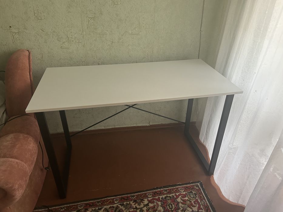 Стіл білий 120x60x75, чорні металеві ніжки,